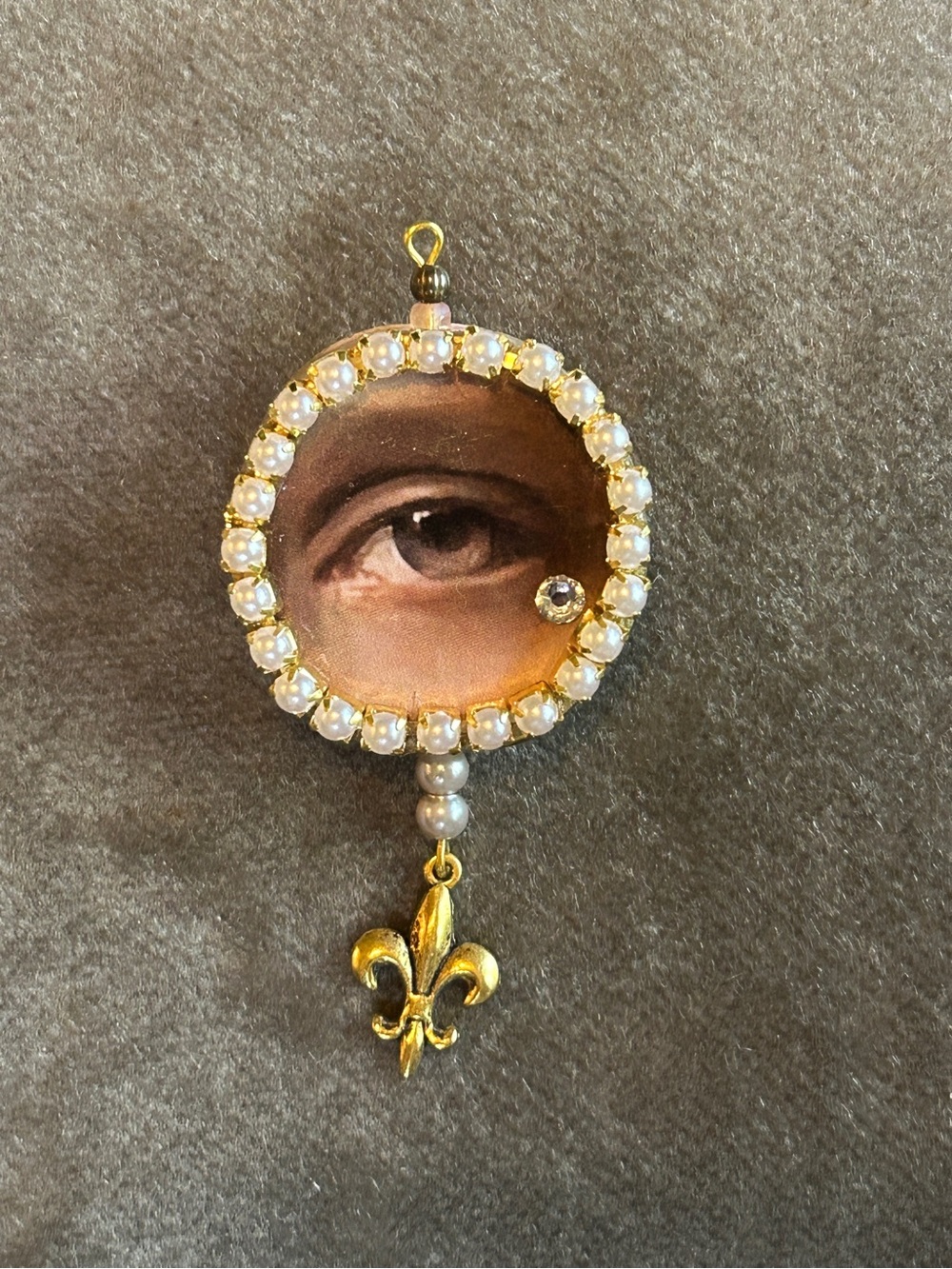 Vintage-Inspired Lover’s Eye Motif Brooch with Pearls and Gold Fleur-de-Lis